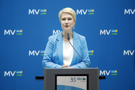Pressekonferenz von Carsten Schneider mit Manuela Schwesig und Till Backhaus in Berlin