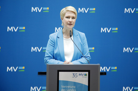 Pressekonferenz von Carsten Schneider mit Manuela Schwesig und Till Backhaus in Berlin
