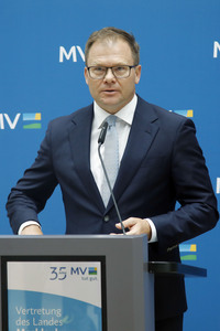 Pressekonferenz von Carsten Schneider mit Manuela Schwesig und Till Backhaus in Berlin