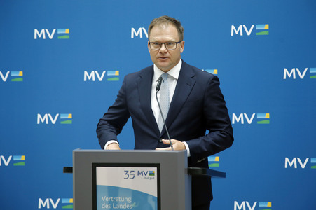 Pressekonferenz von Carsten Schneider mit Manuela Schwesig und Till Backhaus in Berlin