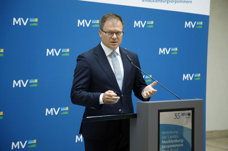 Pressekonferenz von Carsten Schneider mit Manuela Schwesig und Till Backhaus in Berlin