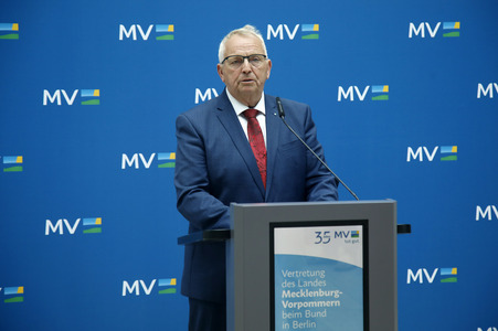 Pressekonferenz von Carsten Schneider mit Manuela Schwesig und Till Backhaus in Berlin