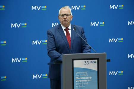 Pressekonferenz von Carsten Schneider mit Manuela Schwesig und Till Backhaus in Berlin