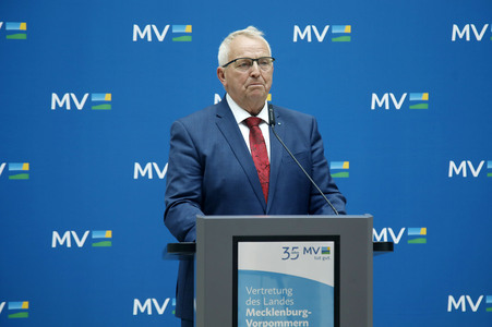 Pressekonferenz von Carsten Schneider mit Manuela Schwesig und Till Backhaus in Berlin