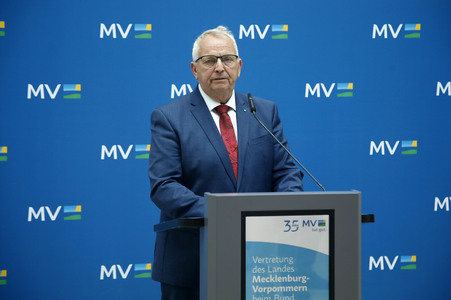 Pressekonferenz von Carsten Schneider mit Manuela Schwesig und Till Backhaus in Berlin
