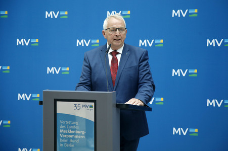 Pressekonferenz von Carsten Schneider mit Manuela Schwesig und Till Backhaus in Berlin