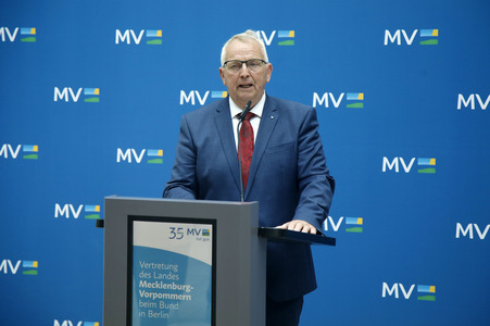 Pressekonferenz von Carsten Schneider mit Manuela Schwesig und Till Backhaus in Berlin