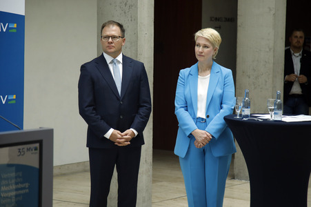 Pressekonferenz von Carsten Schneider mit Manuela Schwesig und Till Backhaus in Berlin