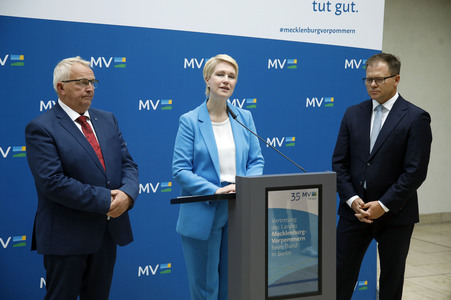 Pressekonferenz von Carsten Schneider mit Manuela Schwesig und Till Backhaus in Berlin