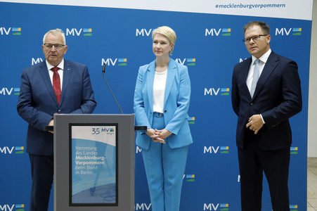 Pressekonferenz von Carsten Schneider mit Manuela Schwesig und Till Backhaus in Berlin