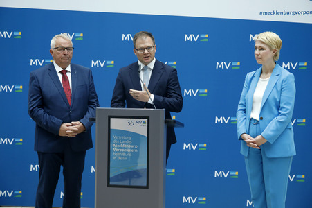 Pressekonferenz von Carsten Schneider mit Manuela Schwesig und Till Backhaus in Berlin