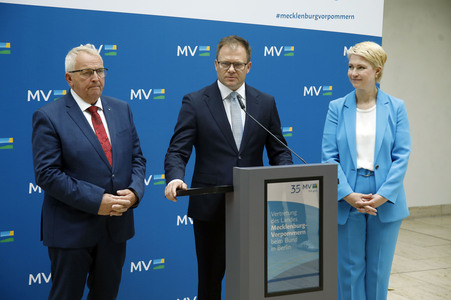 Pressekonferenz von Carsten Schneider mit Manuela Schwesig und Till Backhaus in Berlin
