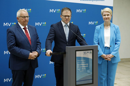Pressekonferenz von Carsten Schneider mit Manuela Schwesig und Till Backhaus in Berlin