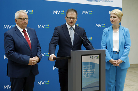 Pressekonferenz von Carsten Schneider mit Manuela Schwesig und Till Backhaus in Berlin