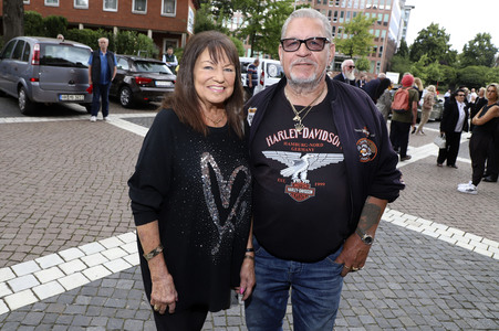 Öffentliche Gedenkfeier für Carlo von Tiedemann in Hamburg