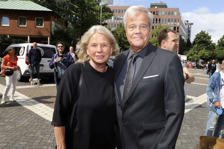 Öffentliche Gedenkfeier für Carlo von Tiedemann in Hamburg