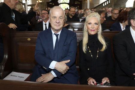 Öffentliche Gedenkfeier für Carlo von Tiedemann in Hamburg