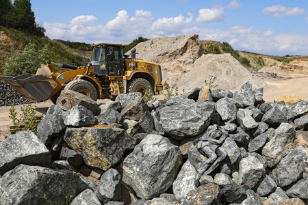 NATURE ART: Black Stones Bodypainting