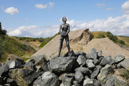NATURE ART: Black Stones Bodypainting