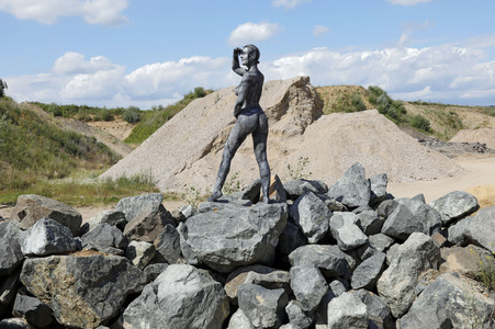 NATURE ART: Black Stones Bodypainting