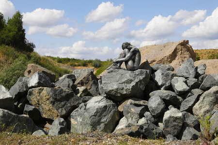 NATURE ART: Black Stones Bodypainting