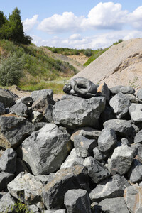 NATURE ART: Black Stones Bodypainting