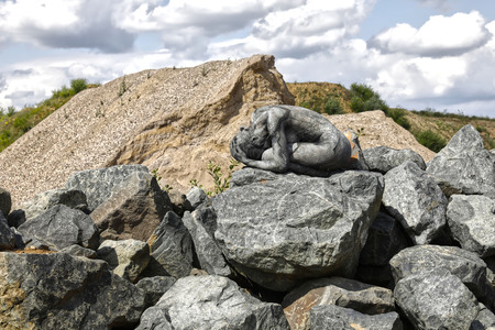 NATURE ART: Black Stones Bodypainting