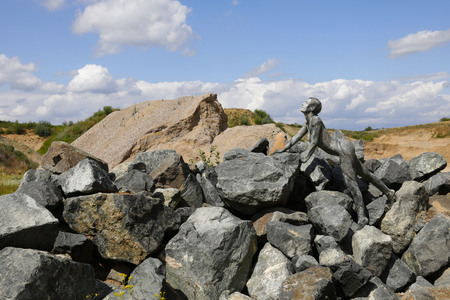 NATURE ART: Black Stones Bodypainting