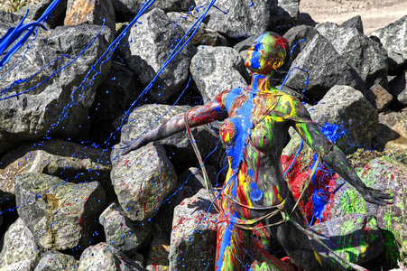 NATURE ART: Black Stones Bodypainting