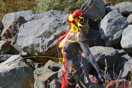 NATURE ART: Black Stones Bodypainting