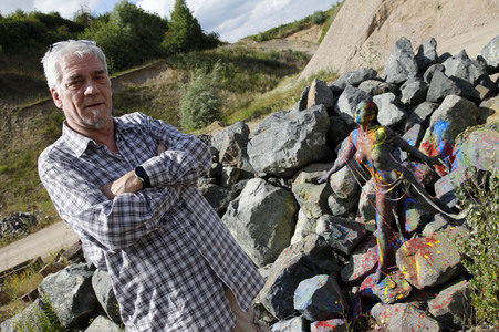 NATURE ART: Black Stones Bodypainting