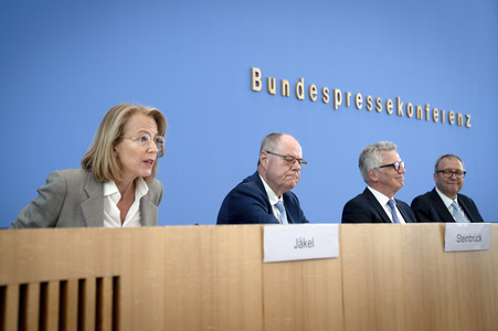 Bundespressekonferenz 'Abschlussbericht der Initiative für einen handlungsfähigen Staat' in Berlin