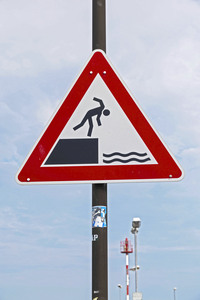 Symbolfoto Warnschild ungesichertes Ufer