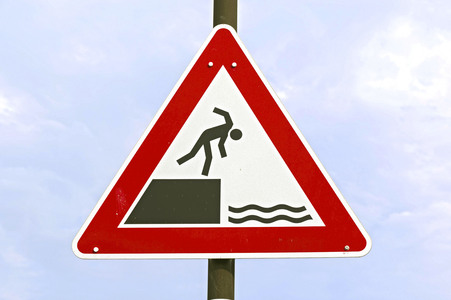 Symbolfoto Warnschild ungesichertes Ufer