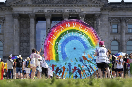 Protest gegen das Verbot der Regenbogenfahne am Reichtagsgebäude in Berlin