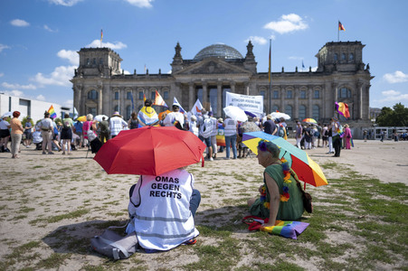 Protest gegen das Verbot der Regenbogenfahne am Reichtagsgebäude in Berlin