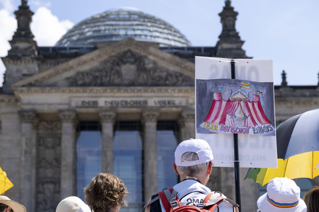 Protest gegen das Verbot der Regenbogenfahne am Reichtagsgebäude in Berlin