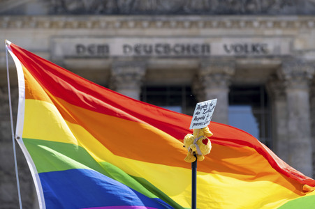 Protest gegen das Verbot der Regenbogenfahne am Reichtagsgebäude in Berlin