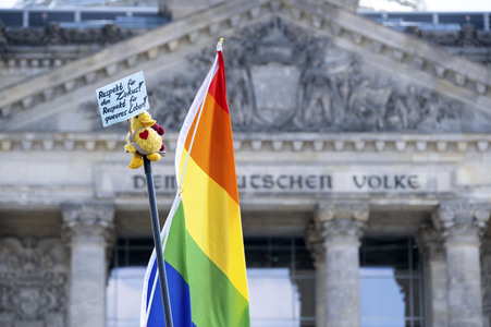 Protest gegen das Verbot der Regenbogenfahne am Reichtagsgebäude in Berlin