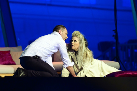 Theaterpremiere 'Jedermann' bei den Thurn und Taxis Schlossfestspielen in Regensburg