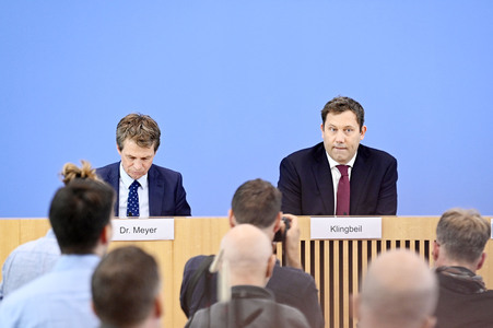 Bundespressekonferenz 'Regierungsentwurf des Bundeshaushalts 2026 und Finanzplan 2027-2029' in Berlin