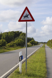 Symbolfoto Verkehrszeichen 'Achtung, Reiter'