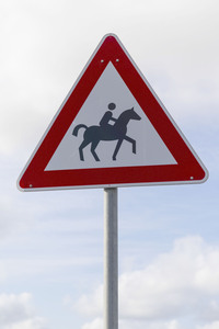 Symbolfoto Verkehrszeichen 'Achtung, Reiter'