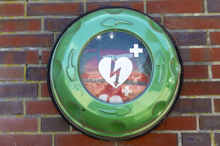 Symbolfoto AED