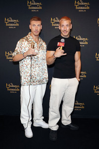 Felix Lobrecht bei der Präsentation seiner Wachsfigur in Berlin