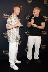 Felix Lobrecht bei der Präsentation seiner Wachsfigur in Berlin