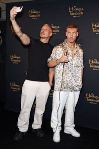 Felix Lobrecht bei der Präsentation seiner Wachsfigur in Berlin