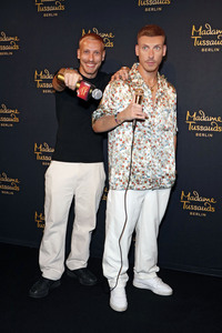 Felix Lobrecht bei der Präsentation seiner Wachsfigur in Berlin