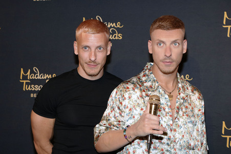 Felix Lobrecht bei der Präsentation seiner Wachsfigur in Berlin