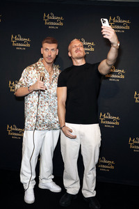 Felix Lobrecht bei der Präsentation seiner Wachsfigur in Berlin